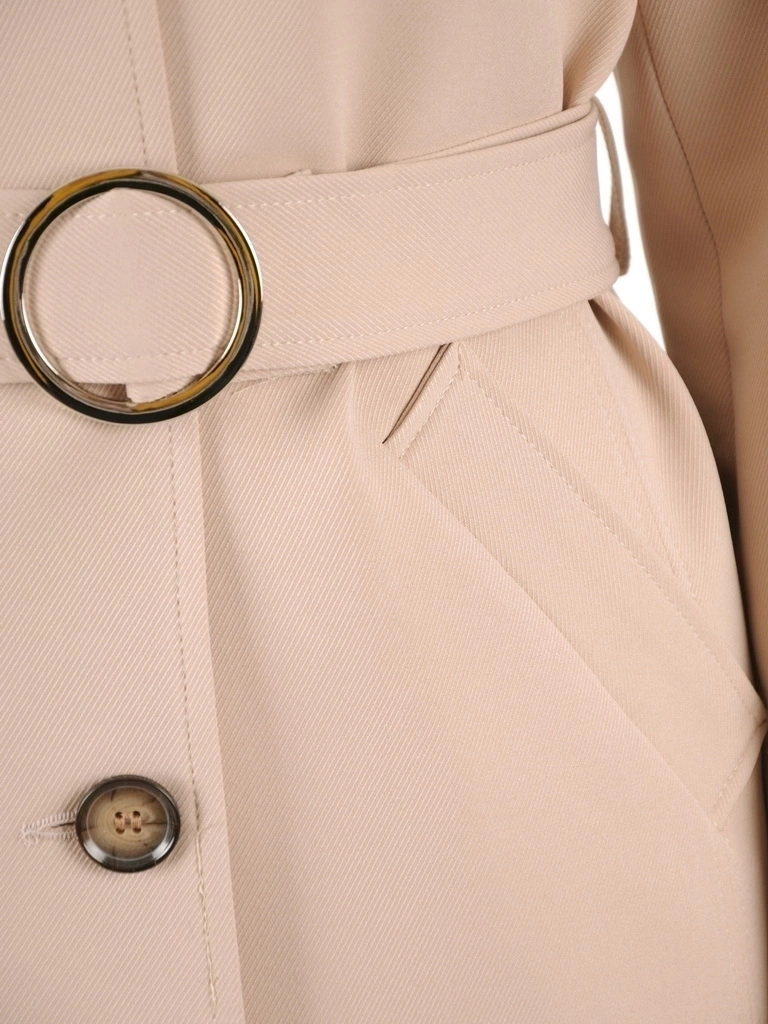 Klasyczny płaszcz damski zimowy w odcieniu beżu – prosty fason z paskiem kobieco podkreślający talię 36424