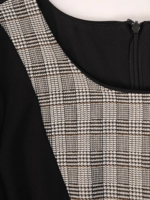 Elegancka sukienka w kratkę z rękawem 3/4 – prosty fason z kieszeniami do biura 30812