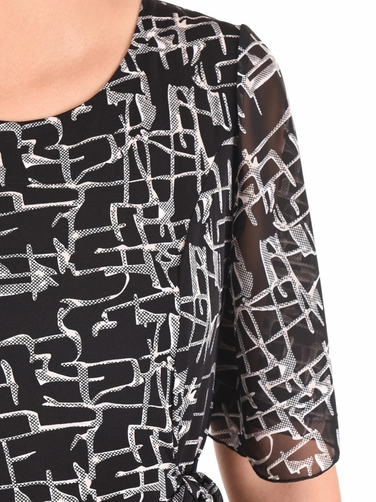 Elegancka sukienka trapezowa w modny wzór – szyfonowe rękawy i wiązanie modelujące sylwetkę 40181