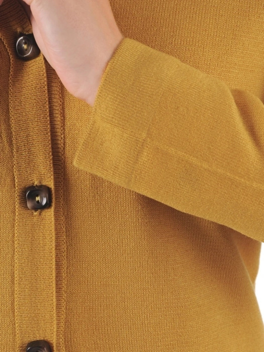 Elegancki sweter damski rozpinany musztardowy – prosty fason z dekoltem w serek na chłodne dni 38913