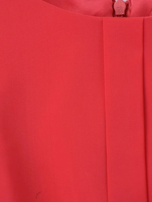 Elegancka sukienka koralowa rozkloszowana midi – wysmuklające przeszycia i ozdobne mankiety 14608