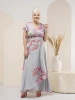 Elegancka sukienka na wesele maxi w kwiaty – rozkloszowany fason z kopertowym dekoltem 35877