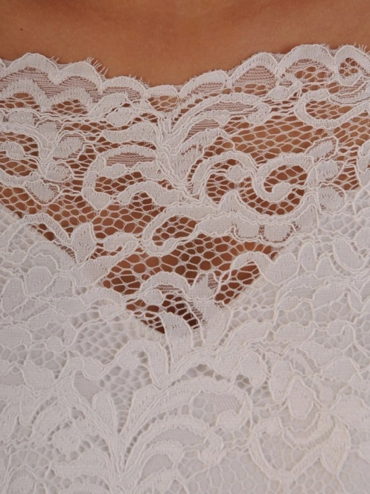 Elegancka sukienka maxi ecru rozkloszowana z dekoltem w łódkę – swoboda ruchów i głębokie rozcięcie 22919