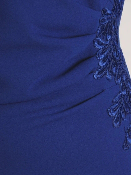 Elegancka sukienka wizytowa chabrowa o prostym kroju – kobieca koronka i wyszczuplające przeszycia 28088