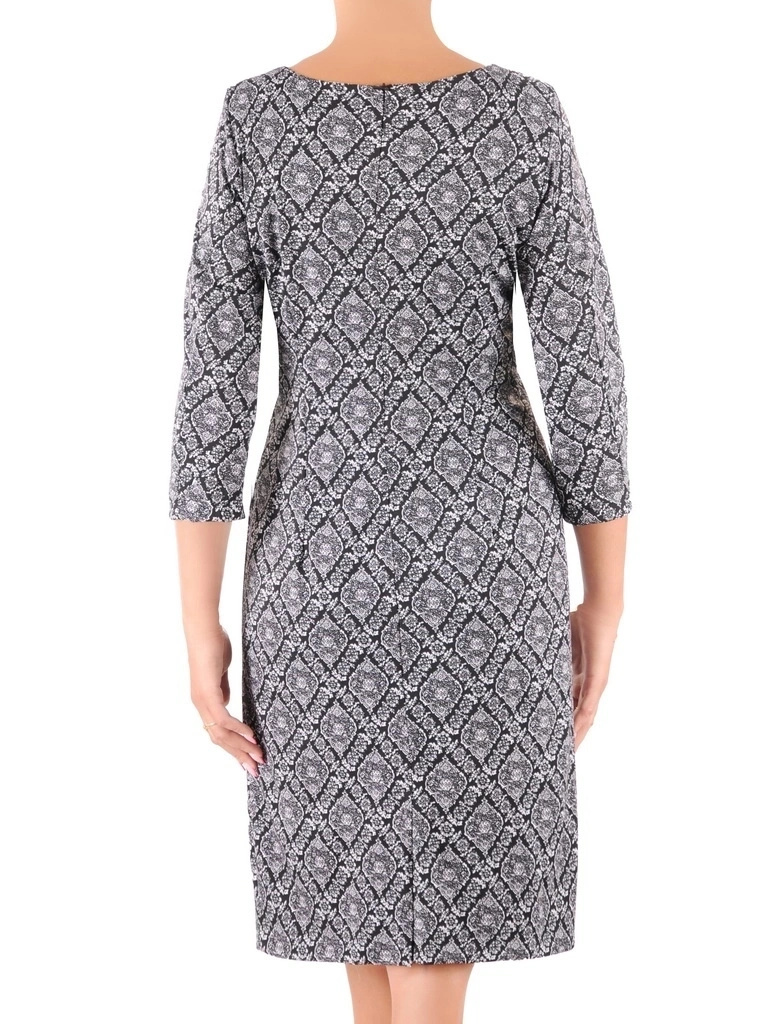 Elegancka sukienka ołówkowa midi w czerni i bieli – kobiecy fason modelujący sylwetkę 36593