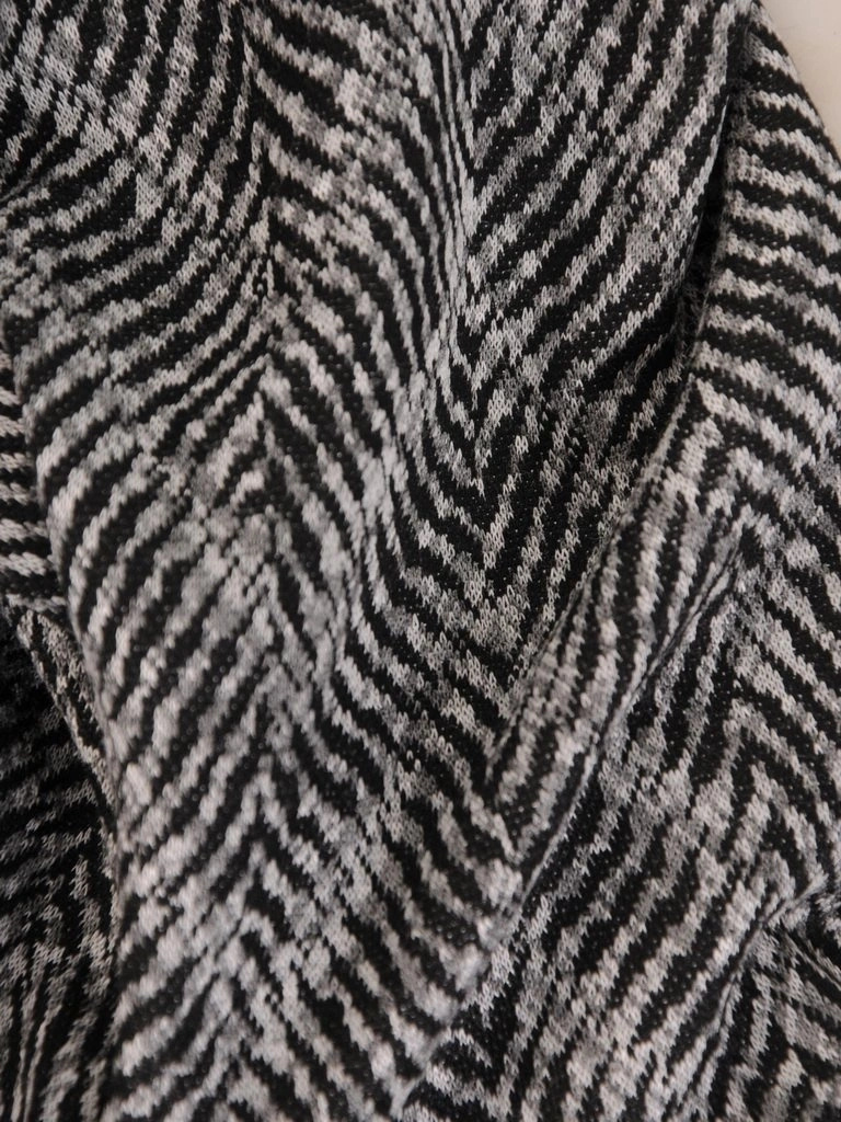 Elegancka sukienka dzianinowa midi do pracy – kobiecy krój z ozdobnym dekoltem i rękawem 3/4 27487
