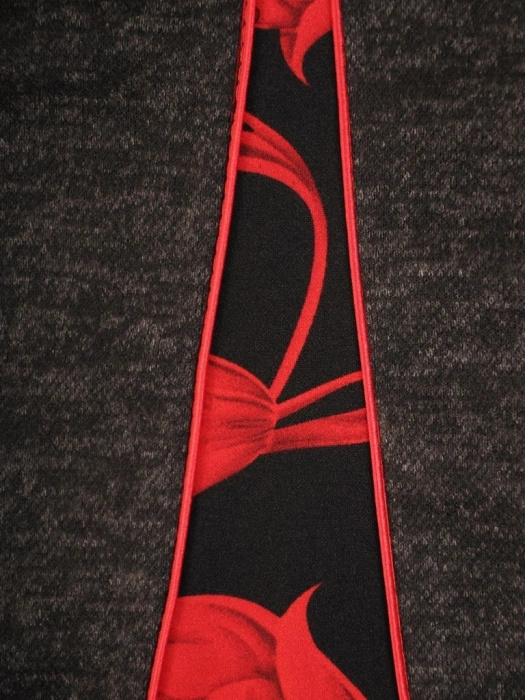 Elegancka czarna sukienka w czerwone kwiaty midi – prosty krój z optycznie wysmuklającymi przeszyciami 34027