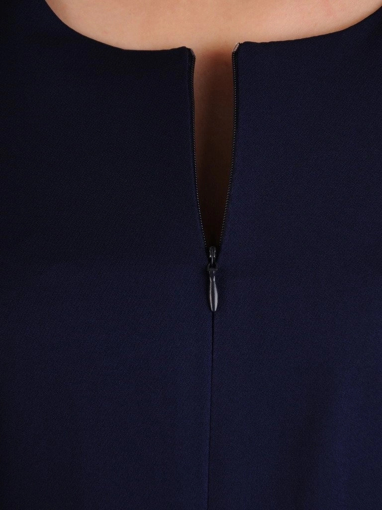 Elegancka sukienka rozkloszowana w odcieniu granatu – kobiecy fason z kontrafałdą podkreślający talię 19820