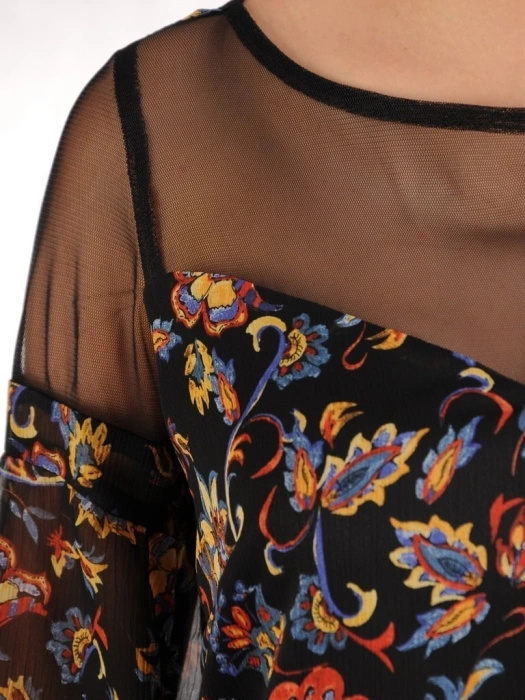 Czarna sukienka w kwiaty trapezowa – wygoda i elegancja z tiulowymi akcentami 25675
