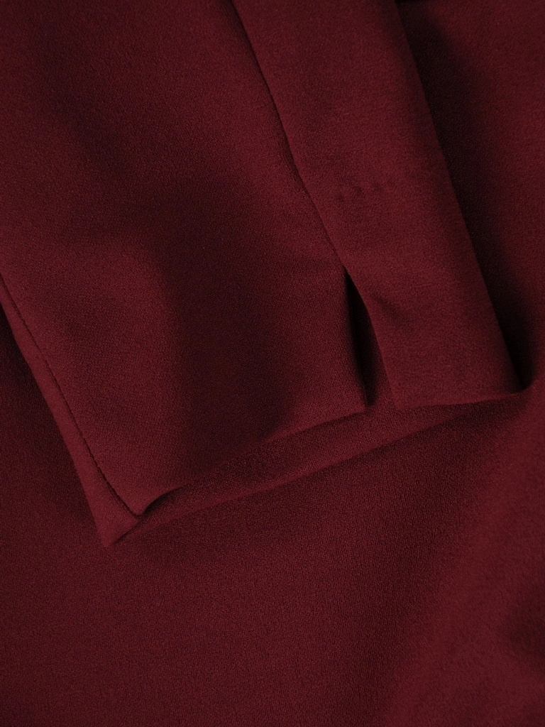 Jesienna sukienka rozkloszowana z kołnierzykiem bordo – kobiecy fason podkreślający talię 38831