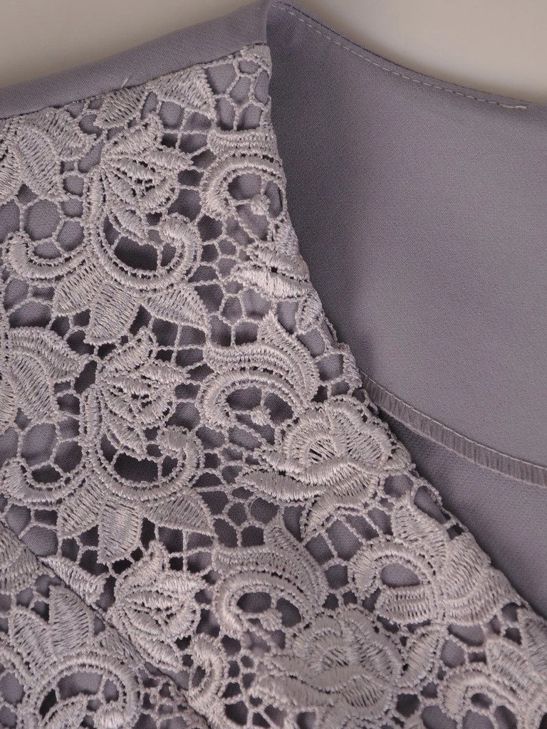 Popielata sukienka ołówkowa na wesele i przyjęcia – koronkowa góra z modelującą baskinką 19956