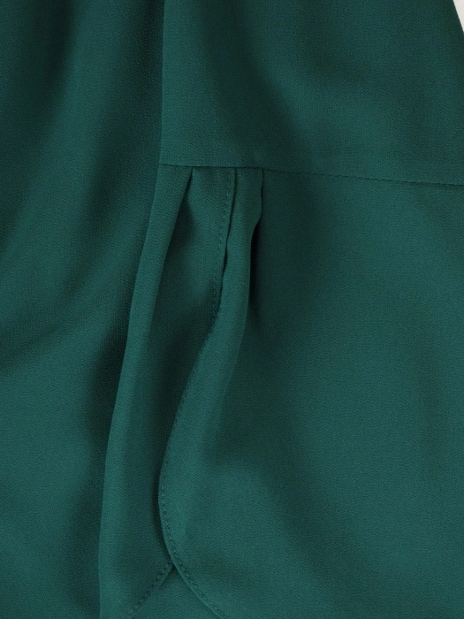 Elegancka sukienka rozkloszowana midi w tonacji butelkowej zieleni – zwiewna narzutka i ozdobne rozcięcia 39786