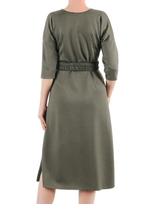 Elegancka sukienka khaki trapezowa z paskiem i rękawem 3/4 – swobodny krój midi z bocznymi rozcięciami 39476