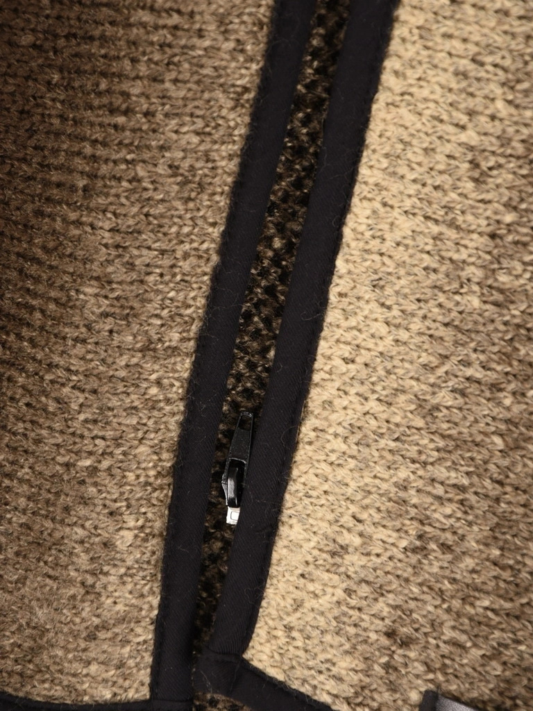 Elegancki sweter damski rozpinany ze stójką w odcieniach beżu – luźny fason z ozdobnymi guzikami 42180