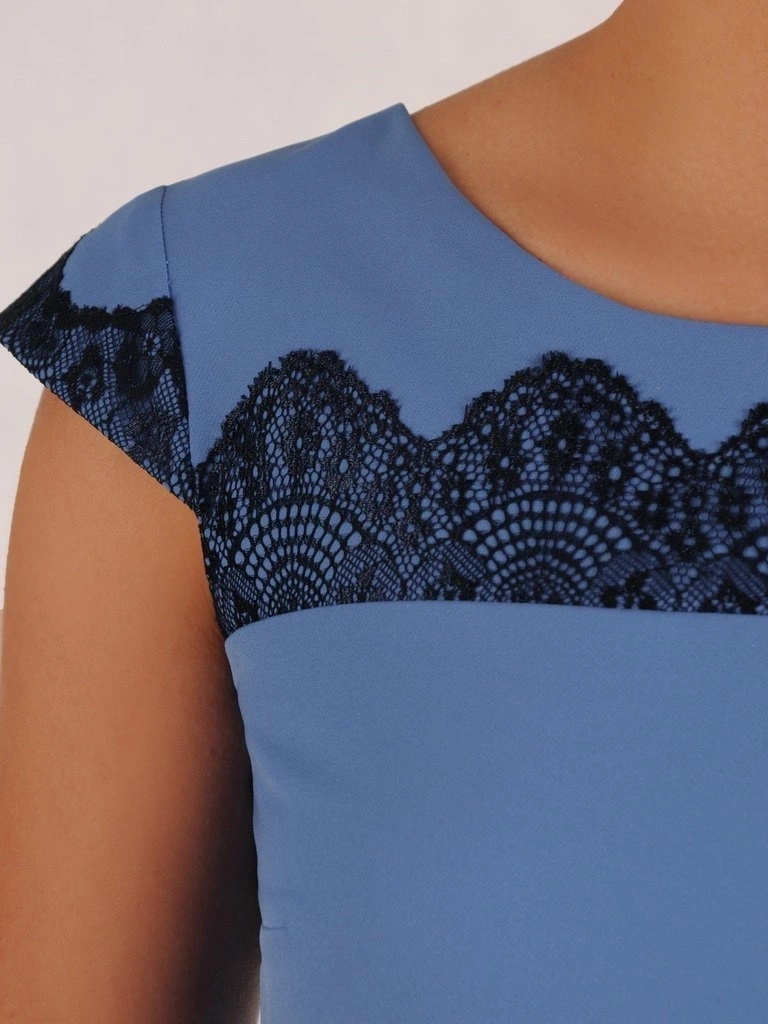 Niebieska prosta sukienka mini z czarnym akcentem – pionowe zaszewki wyszczuplające sylwetkę 26319