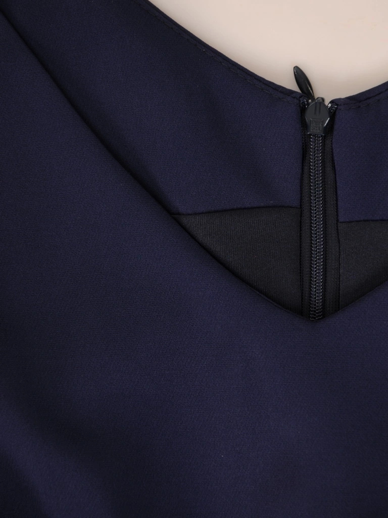 Elegancka garsonka na wesele granatowa z narzutką w grochy – prosty fason z wysmuklającymi zaszewkami 31832