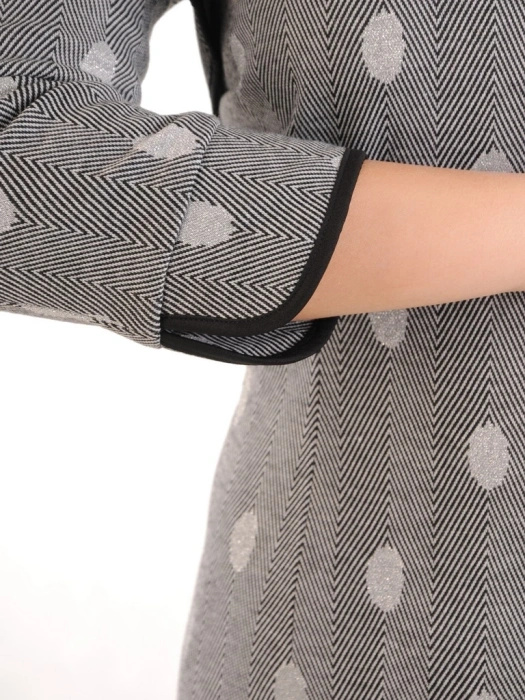 Szara sukienka midi w groszki do pracy – wysmuklający prosty fason z elegancką kokardą 31244