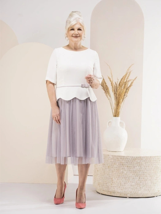 Elegancka sukienka rozkloszowana midi w odcieniu bieli – kobiecy krój z ozdobną kokardą 35225