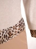 Prosta beżowa sukienka midi z akcentem animal print – maskująca baskinka i ozdobny kołnierzyk 34406