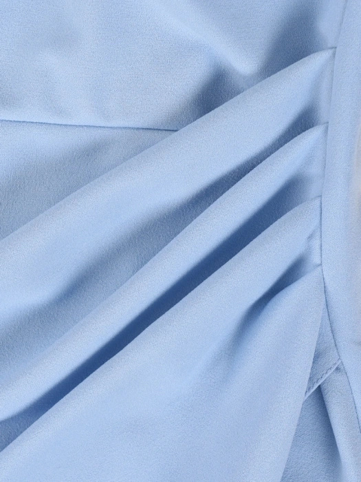 Błękitna kopertowa sukienka midi na letnie przyjęcia – ozdobne zakładki modelujące sylwetkę 15709