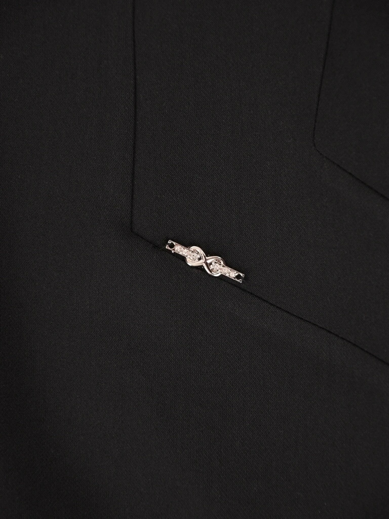 Elegancka czarna sukienka midi o prostym fasonie – modelujące sylwetkę przeszycia i rękaw 3/4 25766