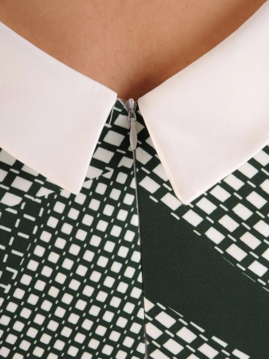 Ciemnozielona sukienka o prostym kroju w geometryczny print – szykowny dekolt w łódkę i wygoda 20051