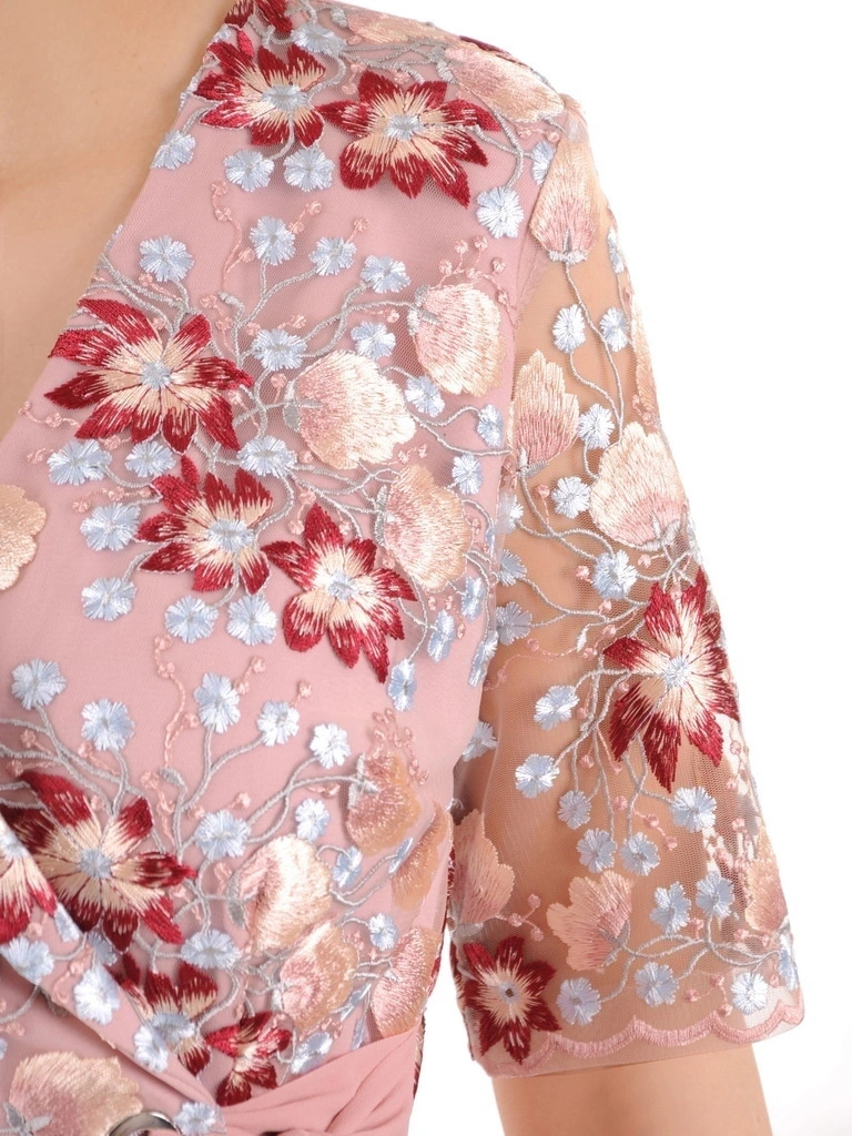 Rozkloszowana sukienka wizytowa midi w kwiaty – kopertowy krój z wiązaniem modelującym talię 35798