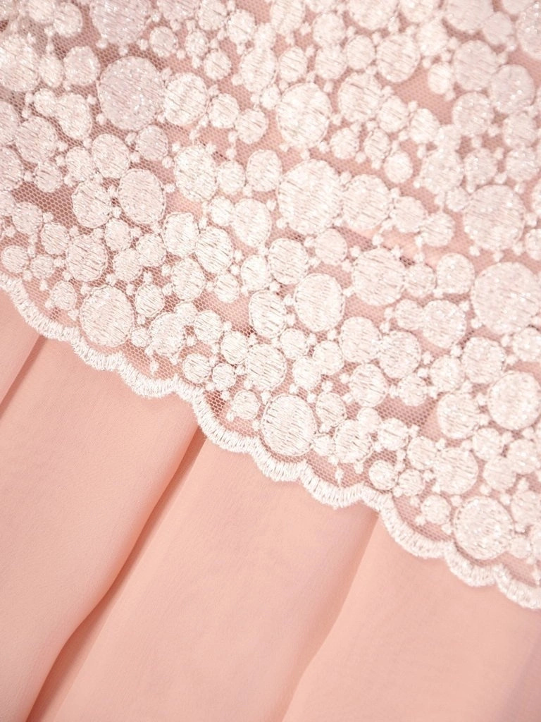 Rozkloszowana sukienka midi na wesele pudrowy róż – kobiecy krój z plisami wysmuklający sylwetkę 30433