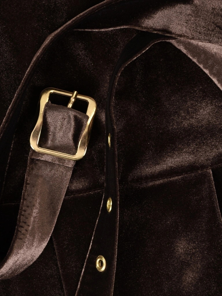 Gładka brązowa sukienka rozkloszowana maxi – stylowy fason z paskiem wysmuklającym sylwetkę 41026