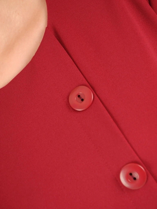 Bordowa sukienka midi o prostym fasonie – ozdobne guziki tuszujące niedoskonałości 37422
