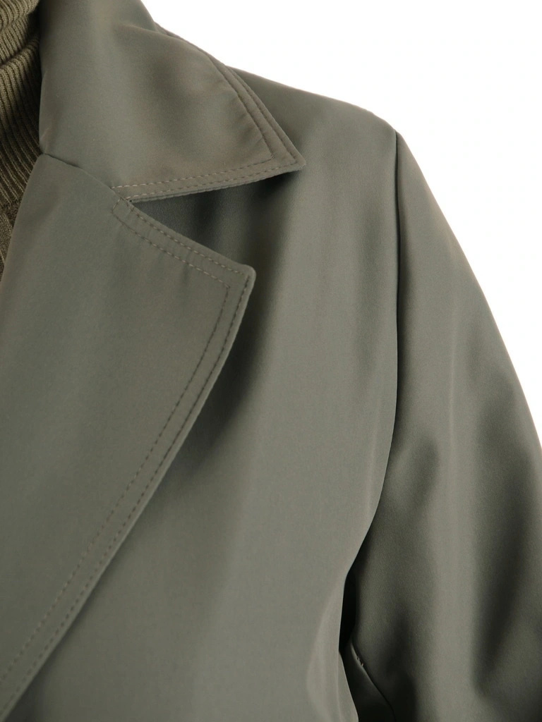 Stylowy płaszcz na jesień damski trencz khaki – kobiecy fason z paskiem modelującym sylwetkę 39409