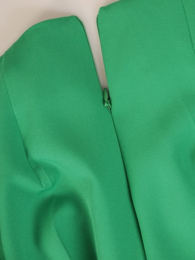 Zielony garnitur damski ze spodniami na wesele – ponadczasowa elegancja z ozdobnym akcentem 33626