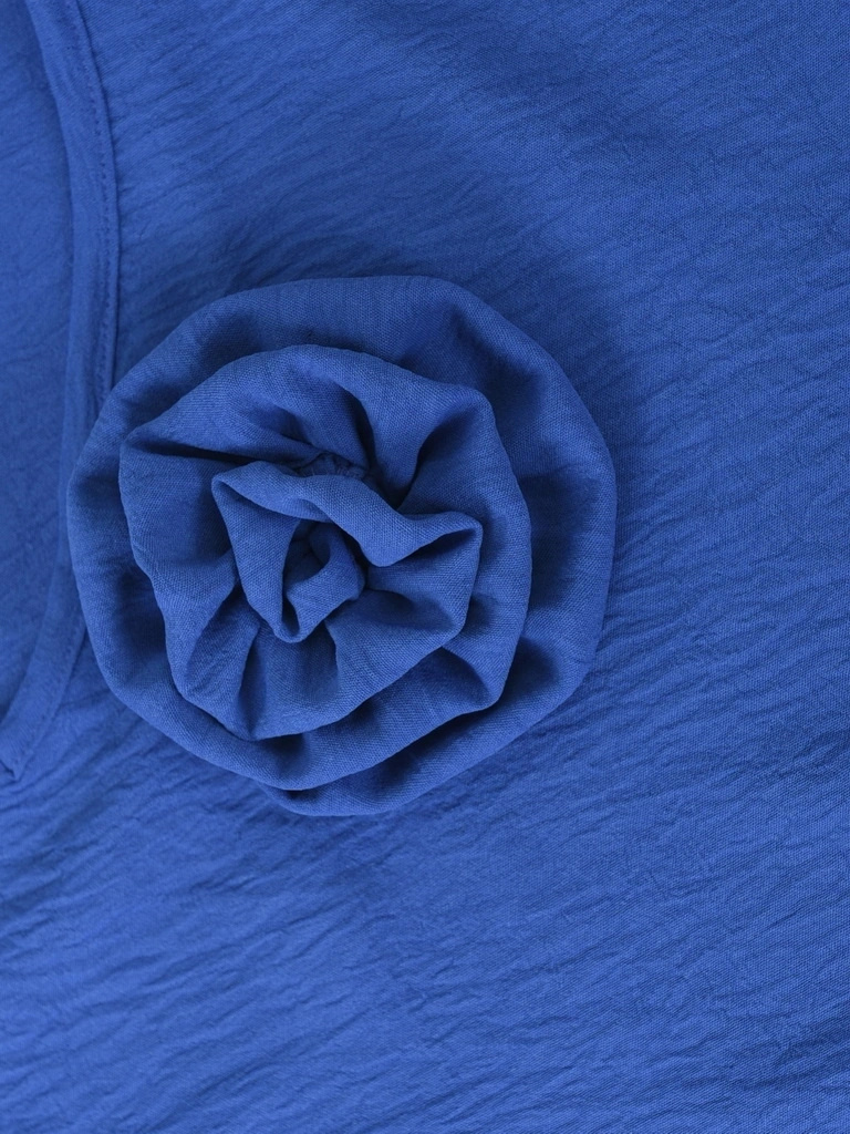 Elegancki komplet damski ze spodniami na wesele chabrowy – wysmuklający prosty fason z ozdobnym kwiatem 40020