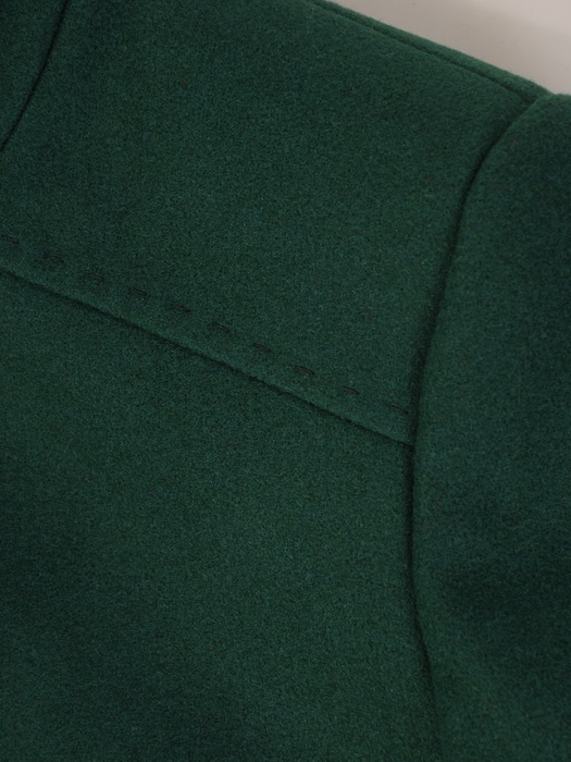 Zielony płaszcz damski z ozdobnym zapięciem 28536
