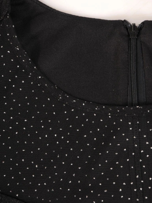 Elegancka czarna sukienka trapezowa ze srebrnym wykończeniem – tuszujący fason z falbanami 28042