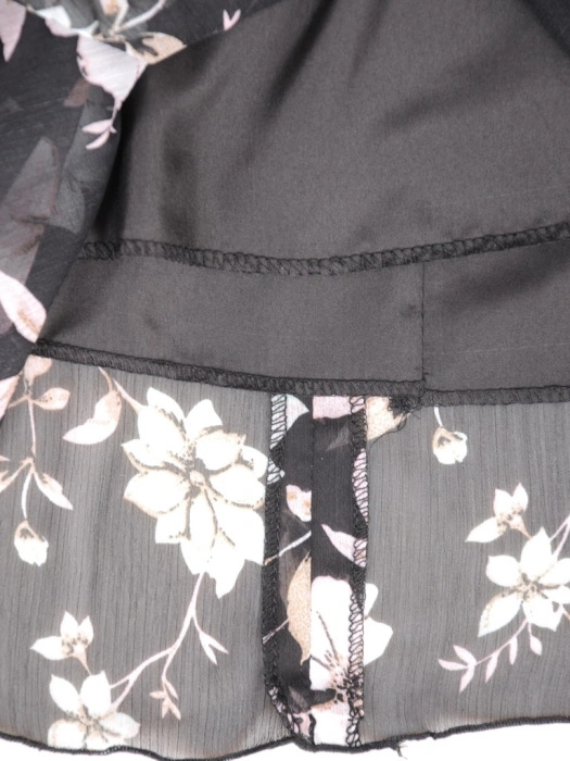 Elegancka czarna sukienka rozkloszowana w kwiaty – kobiecy dekolt serek i fason tuszujący biodra 35290