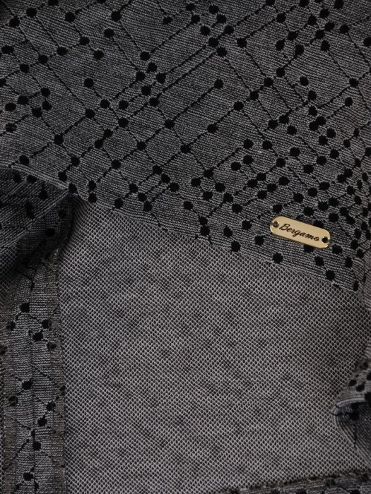 Elegancka sukienka damska midi w kontrastowy wzór – prosty krój z kołnierzykiem i rękawem 3/4 10277