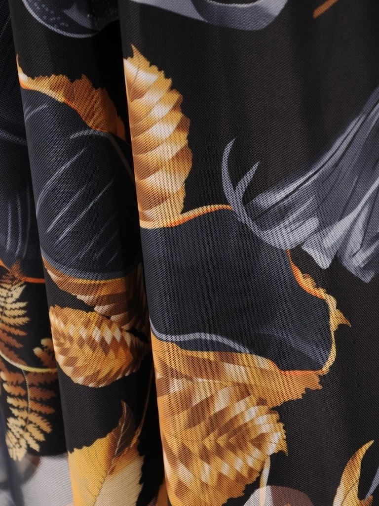 Elegancka czarna sukienka rozkloszowana maxi w jesienne liście – kobiecy krój wysmuklający sylwetkę 37086