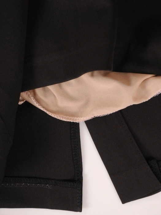 Czarna sukienka wizytowa ołówkowa z beżowymi detalami – kobiecy krój z modelującą baskinką 36588