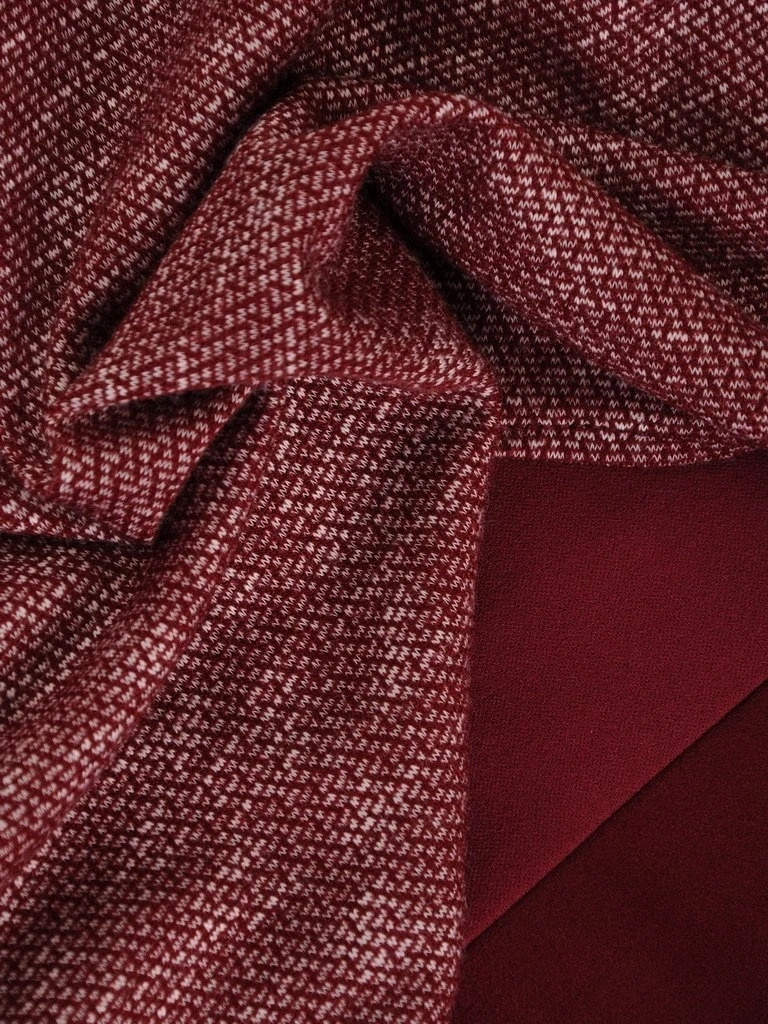 Elegancka bordowa sukienka dzianinowa midi – sprytna narzutka wysmuklająca sylwetkę 12639