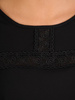 Czarna bluzka z ozdobną, koronkową aplikacją przy dekolcie 27936