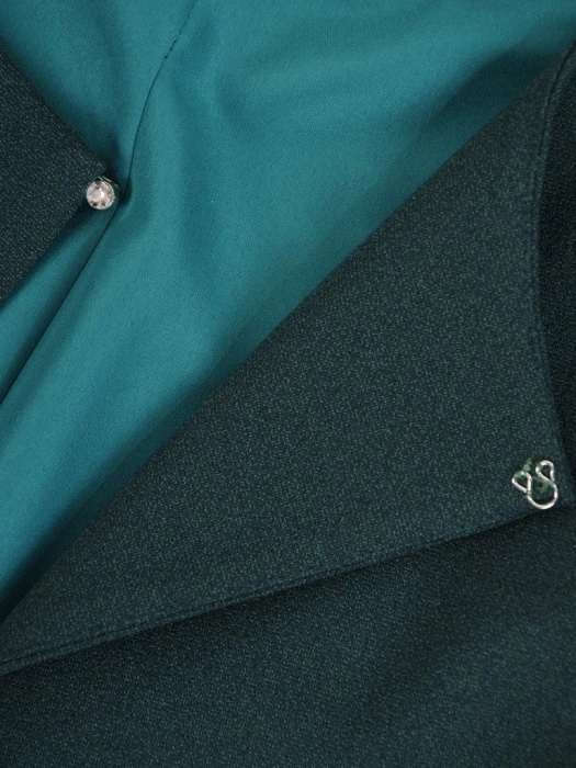 Elegancka garsonka damska na wesele butelkowa zieleń – wysmuklający dwuczęściowy krój z żakietem 22318