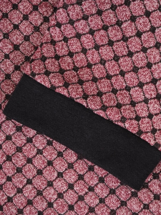 Elegancki komplet damski ze spódnicą midi w geometryczny wzór – prosty krój z dekoltem w serek i rozcięciem 37263