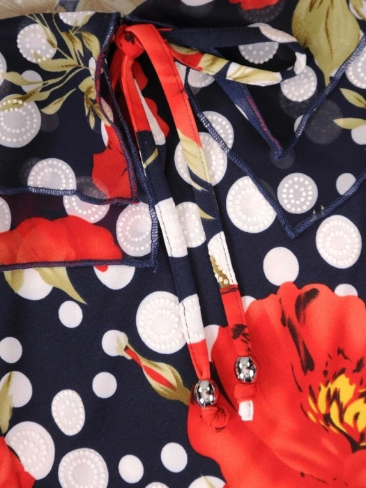 Elegancka granatowa sukienka rozkloszowana midi w kwiaty – wysmuklający fason z żabotem 35971