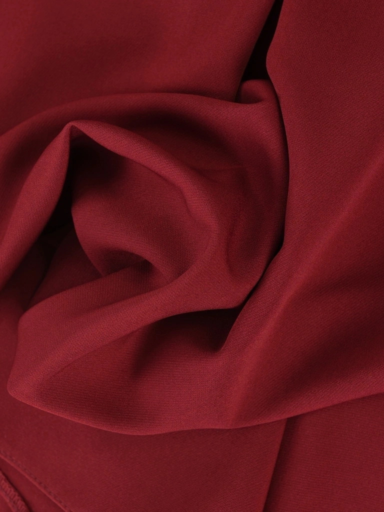 Elegancka bordowa kreacja rozkloszowana z suwakiem i paskiem – optycznie wysmuklająca fasonem midi 19821