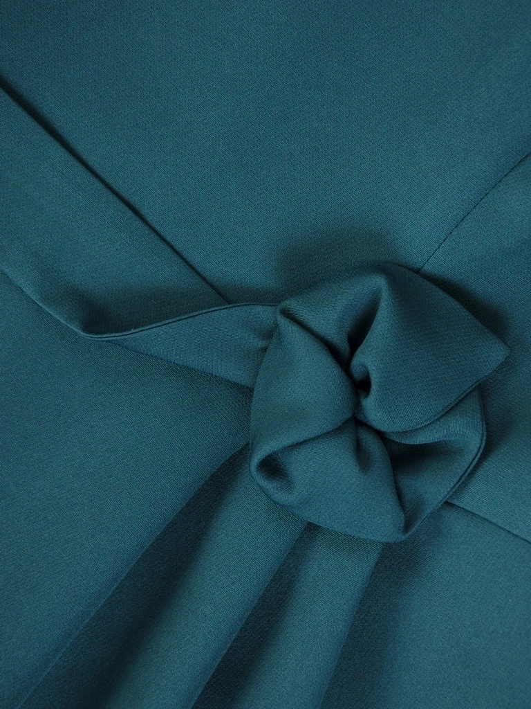 Elegancka sukienka koktajlowa butelkowa zieleń – rozkloszowany krój z paskiem modelujący sylwetkę 34403