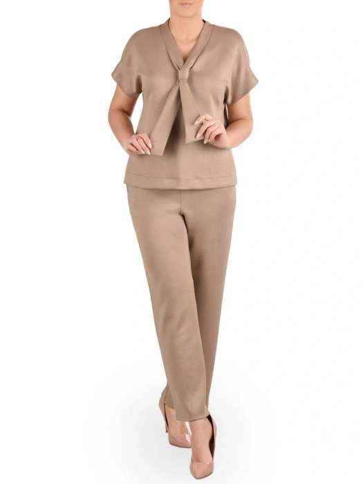 Beżowy elegancki komplet damski ze spodniami – swobodny prosty fason z wiązanym dekoltem 41480