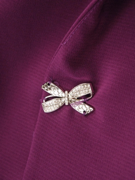 Elegancka fioletowa sukienka koktajlowa midi – prosty fason z ozdobną broszką i rękawem 3/4 35514