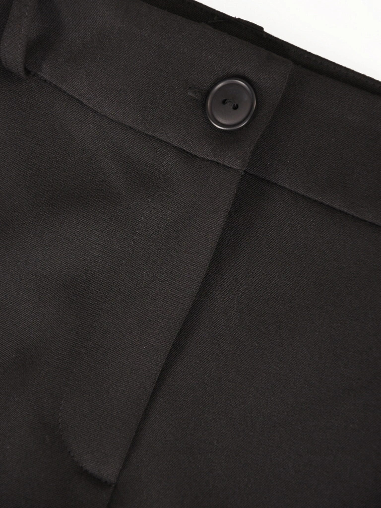 Eleganckie czarne spodnie damskie o prostym fasonie – ponadczasowy krój z kieszeniami podkreślający sylwetkę 41447