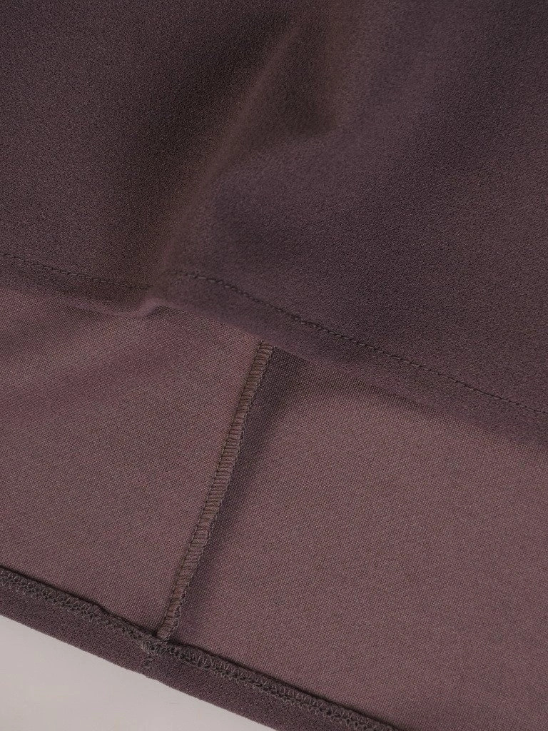 Beżowa sukienka trapezowa z dekoltem łódka midi – swobodny fason do pracy i na co dzień 20594